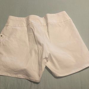 International concepts, size 6, white shorts. 75% rayon 22% nylon 3% spandex.